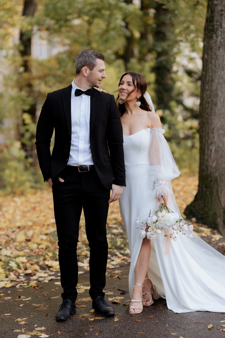 Brautpaar zusammen im Park