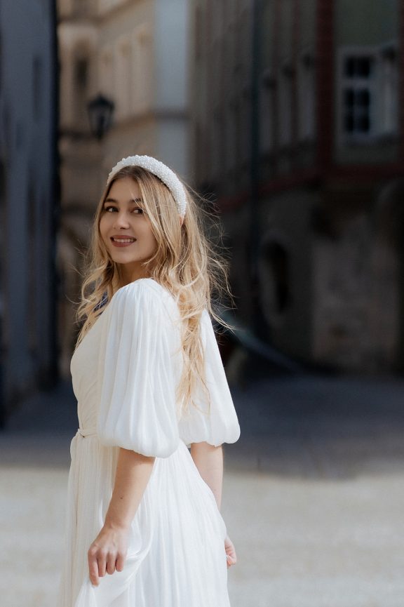 Braut steht auf der Straße in Dachau